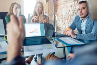 Carlos Eduardo Rosalba Padilha explica como equilibrar dívida e capital próprio para expandir com segurança.