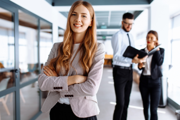 Cristiane Ruon dos Santos mostra como a costura artesanal se reinventa frente à moda digital.