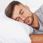 Gustavo Luíz Guilherme Pinto explica como o sono de qualidade potencializa o desempenho e acelera a recuperação muscular.