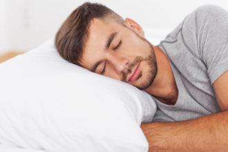 Gustavo Luíz Guilherme Pinto explica como o sono de qualidade potencializa o desempenho e acelera a recuperação muscular.