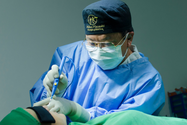 A segurança do paciente na cirurgia plástica é o principal fator para bons resultados, reforça Milton Seigi Hayashi.
