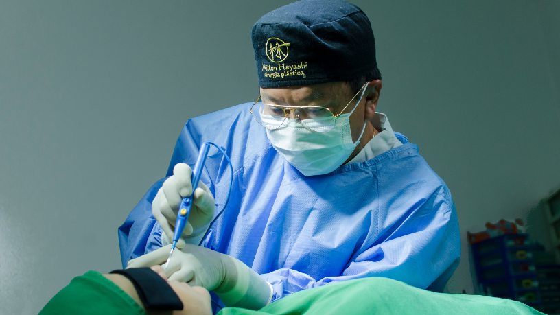 A segurança do paciente na cirurgia plástica é o principal fator para bons resultados, reforça Milton Seigi Hayashi.