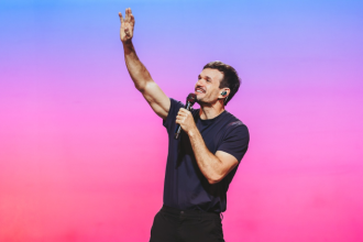 Non Stop apresenta um espetáculo irreverente: Padre Patrick prova que rir pode ser o início da mudança. (CRÉDITOS: RAFAEL STRABELLI)