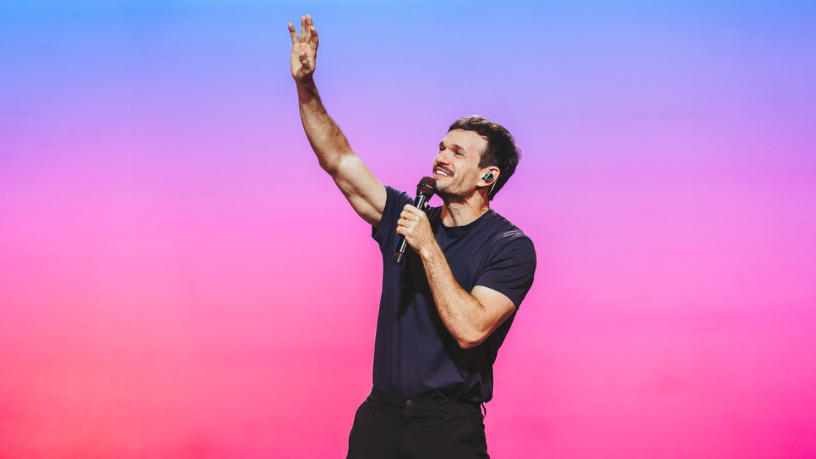 Non Stop apresenta um espetáculo irreverente: Padre Patrick prova que rir pode ser o início da mudança. (CRÉDITOS: RAFAEL STRABELLI)