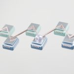Imagem abstrata em 3D com elementos tecnológicos e fluxo de dados em tons pastel.