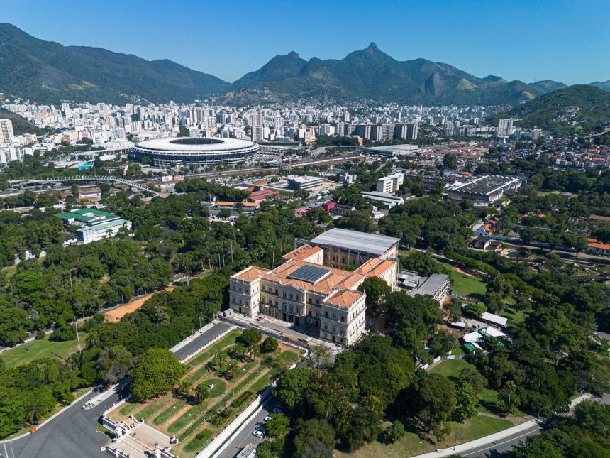 Vista aérea do estádio do Maracanã cercado pela paisagem urbana do Rio de Janeiro.