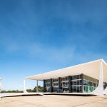 Fachada modernista do Supremo Tribunal Federal, em Brasília, sob céu azul.