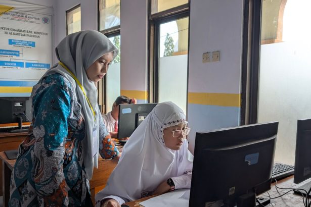 Professora orienta estudante durante atividade em um computador em um laboratório de informática.