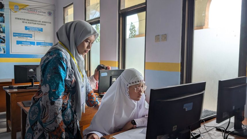 Professora orienta estudante durante atividade em um computador em um laboratório de informática.