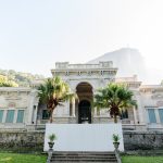Casarão histórico cercado por vegetação tropical no Rio de Janeiro.