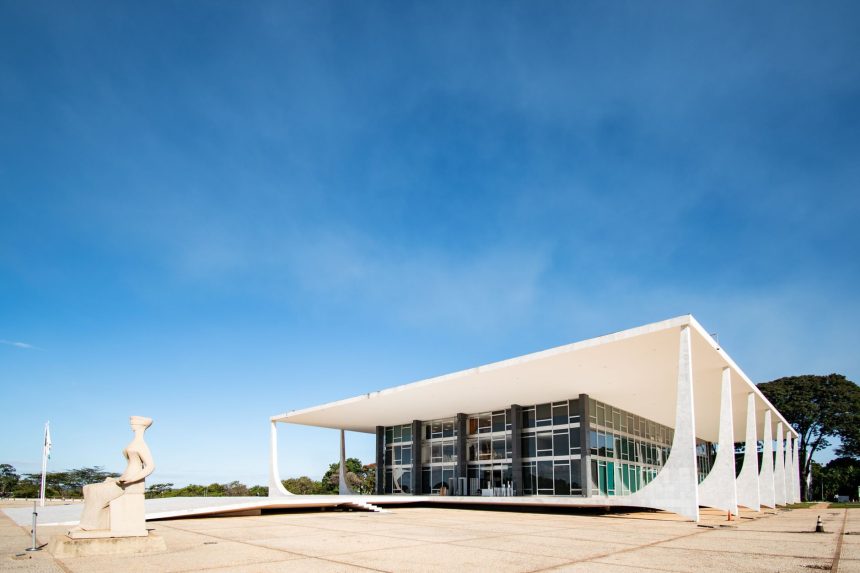 Fachada modernista do Supremo Tribunal Federal, em Brasília, sob céu azul.