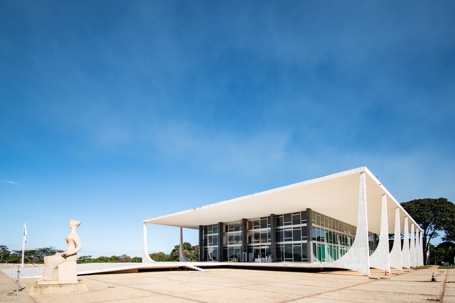 Fachada modernista do Supremo Tribunal Federal, em Brasília, sob céu azul.